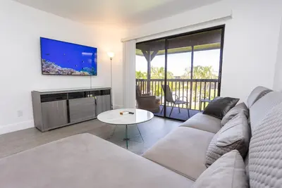 Image de Bass & Sun Modern & Pool View! ! ! 2/2 Bedroom