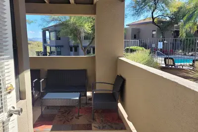 Image de Newly Furnished Spacious Split Floor Plan with Pool and Mountain views