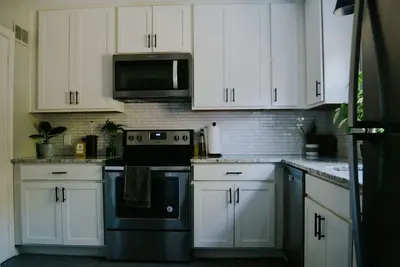 Image de Located in cultural district of In-across from dog friendly park w/tennis courts