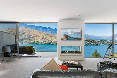 Image de Remarkable Lake View Modern Executive Home