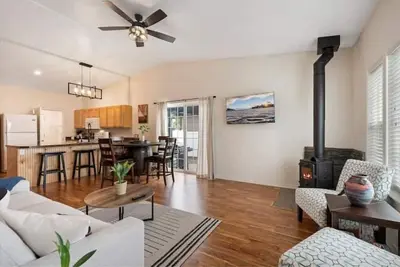 Image de New Blue Pine Haven near Glacier National Park