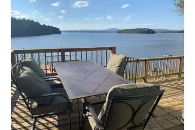 Image de Lake house with million dollar view & hot tub