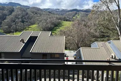 Image de Central 2 bedroom apartment with allocated parking and mountain views