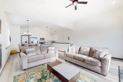 Image de Charming home with mountain view, fireplace, balcony, & washer/dryer