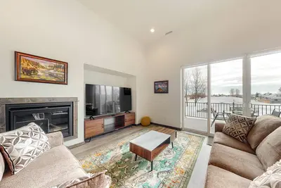 Image de Quaint country home with mountain view, fireplace, balcony, & washer\/dryer