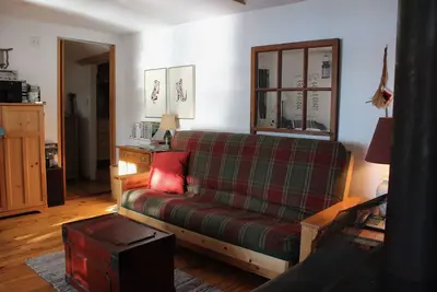 Image de Cozy waterfront cottage, beautifully treed-10 min from Dorset. .