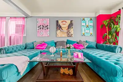 Image de Pink Persuasion Situation: 3 bdrm Selfie House