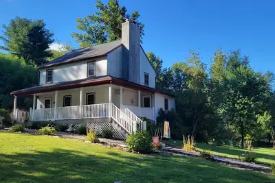 Image de Cheerful 3 bedroom country home with a pool