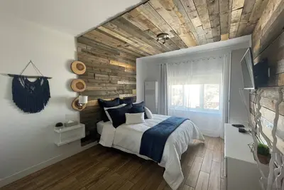 Image de Ski in/ Ski out Modern 1 bedroom with fireplace