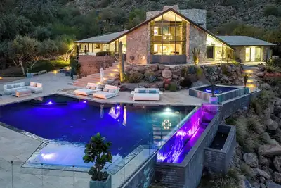 Image de Stunning Luxury with picture-perfect mountain views!