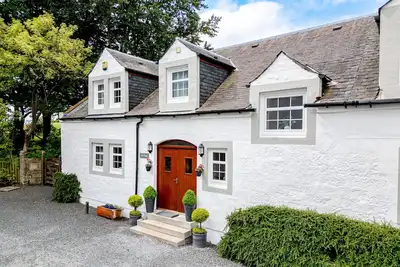 Image de Beautifully Converted Mews Cottage Offering Highest Level of Comfort & Style