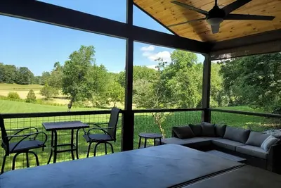 Image de Romantic Couples Cottage, Large Covered Deck with Hot Tub, Tv, Couches, Firepit