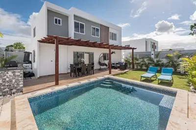 Image de Cozy private relaxing 3br 2. 5b villa w/ Pool+Grill