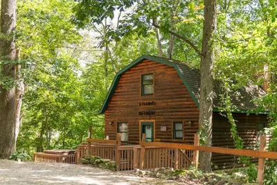 Image de Ethan's Retreat: Cozy cabin getaway w/hot tub, private & pet-friendly!