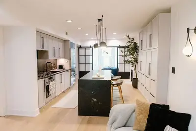 Image de Gorgeous, Brand new, in amazing location - minutes from the beach!