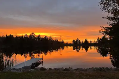 Image de Modern Lakefront house, steps away from water's edge and Island Lake fishing