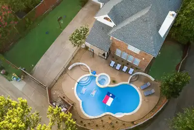 Image de Texas Size 5 Bed 3. 5Bath Hot Tub, Pool, fast WiFi!