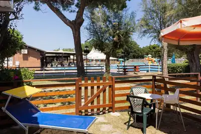 Bungalow avec climatisation, internet, jardin et piscine
