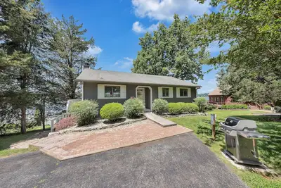 Image de Lakehouse w/ Private Dock, Hot tub, & Firepit