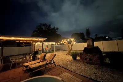 Image de Cozy home near Ami, Img, heated pool, game room, private back yard, ping-pong