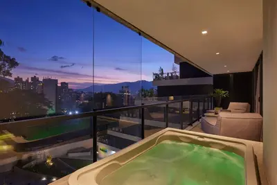 Image de Poblado - 2 Br - Private Hot Tub & Balcony - Ac - 300mb - Wake 616!