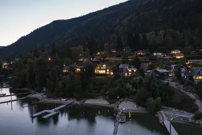 Image de Hidden Half Mile Lake House as Featured on Best AirB&B Canada!