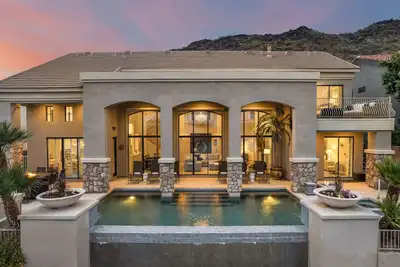 Image de The Estate- Beautiful home with heated pool and pontoon boat.