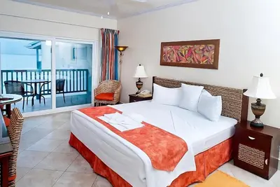 Image de Authentic Barbados Experience! Kitchenette, Onsite Pool, Free Parking Onsite