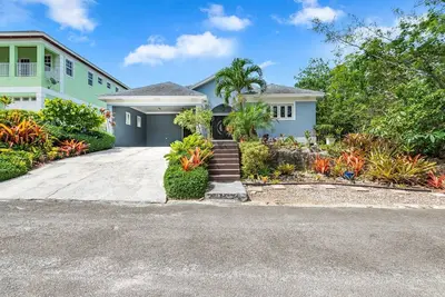 Island Retreat in gated community- 5 mins from the beach