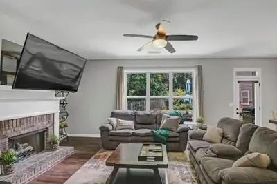 Image de Marietta Townhome away from Home—Mins. frm Square