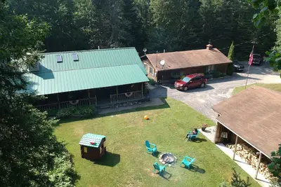 Image de Secluded Log Cabin and Guest House Close to Mackinaw City!