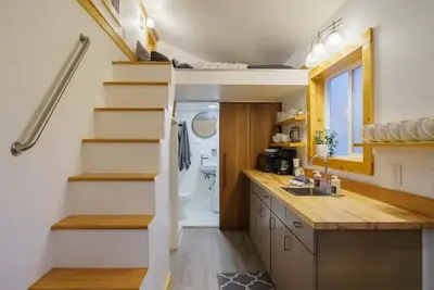 Image de #StayInMyDistrict Overlook Backyard Tiny Suite