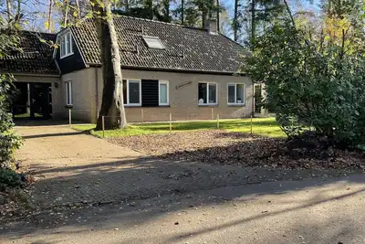 Image de Luxury vacation home with bar billiards and sauna in wooded area