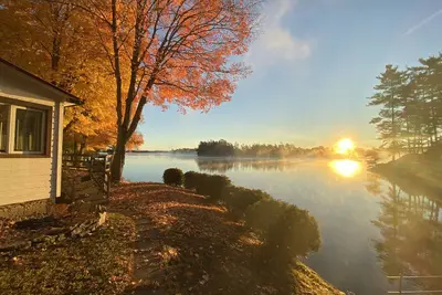 Image de Cozy Lakefront Getaway in South Frontenac, Rustic & Elegant, Highspeed Internet