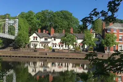 Image de Stunning Riverside Apartment with views, central city, free parking, garden