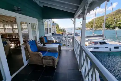 Image de Waterfront apartment with large balcony, stunning views of bay and use of pools