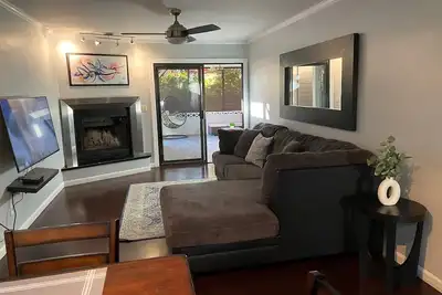Image de New for 2023! ! Cozy & Modern South Scottsdale Townhome