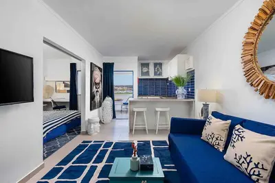 Image de Enjoy a stylish experience at this centrally-located near of the beach apartment