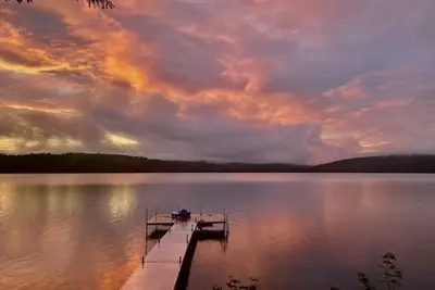 Image de Gorgeous lakefront cottage with beautiful sunset views!