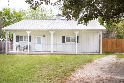 Image de The Firefly is between Waco and Corsicana, 5 minutes from the Navarro Mills Lake