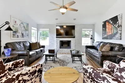 Image de 15min 2 Old Twn, Hot Tub, Pool, FirePit, Pool Tbl, K9ok