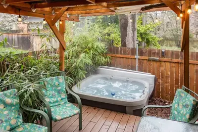 Image de Whiteaker bighouse- Hot Tub, Fast Wi-Fi, near Uo.
