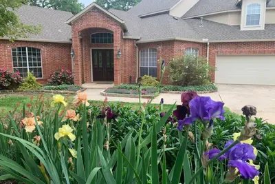 Quiet 1 Acre Lake House Nestled in the Woods 4b/4b