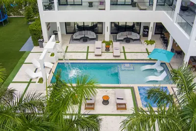 Image de Brand New modern waterfront luxury mansion