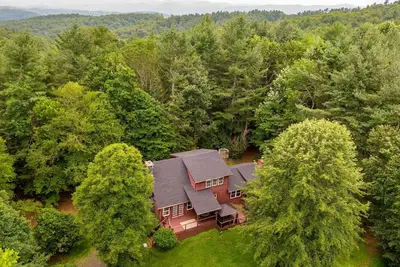 Image de Serenity Now - Peaceful setting, mountain views, game room & pet friendly!