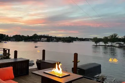 Image de Cozy 4 bedroom lakefront cottage on Lake Orion with the best views!