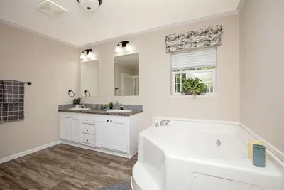 Image de New Home walking distance from charming downtown