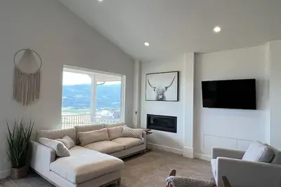 Newly Built Mountain Escape - Modern Home