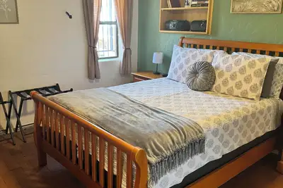 Image de Detached 1br Guest House, near Ua, private patio and 2-person jacuzzi.