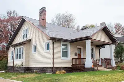 Image de Cozy Cottage within walking distance of downtown!